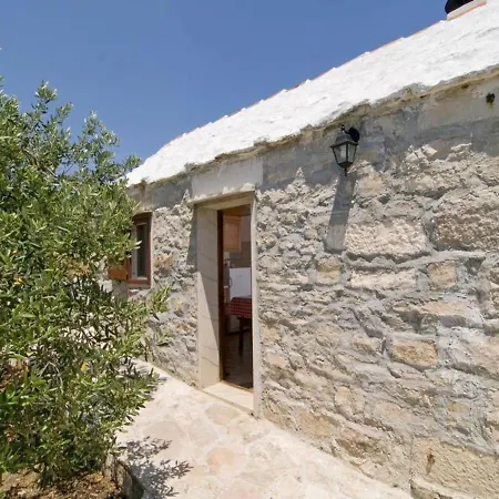 Stone House Docine With A Swimming Pool بيت للعطل سومارتين